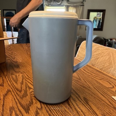 Vintage Rubbermaid pitcher Light Blue With white lid Holds 2 1/4 quarts
