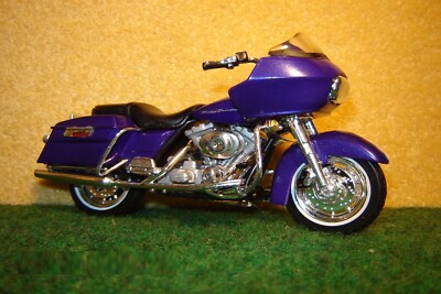 1:18 Harley Davidson FLTR Road Glide 2000 Violett MAISTO 00982