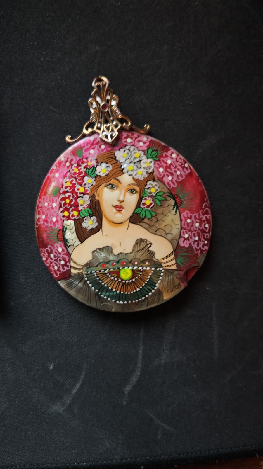 painted seashell pendant Chipped - image 1