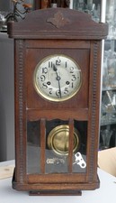 Alte Wand-Pendeluhr mit Holzgehäuse, Freischwinger-Pendel, mechanisch.