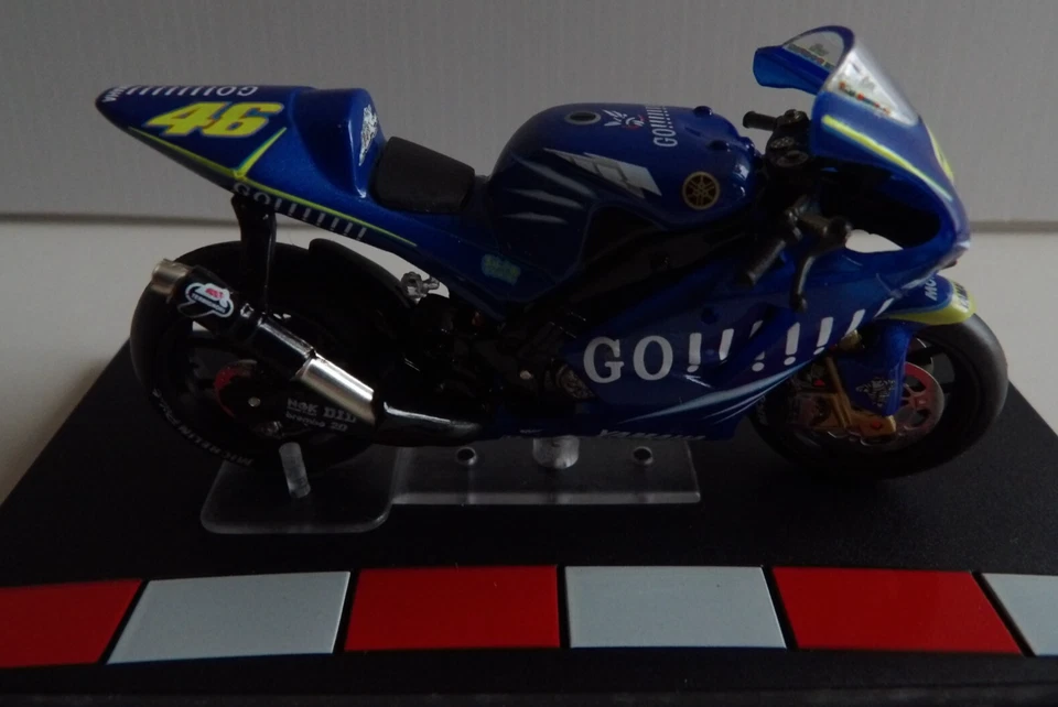 1/24 moto YAMAHA YZR-M1 Valentino Rossi 2004 sur socle - Photo 2/4