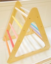GIOCATTOLO TRIANGOLO DI PIKLER MONTESSORI RAINBOW