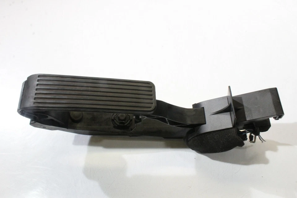 Mercedes-Benz E55 2004 AMG montaje de pedal de gasolina - acelerador A1249 Foto 3 de 4