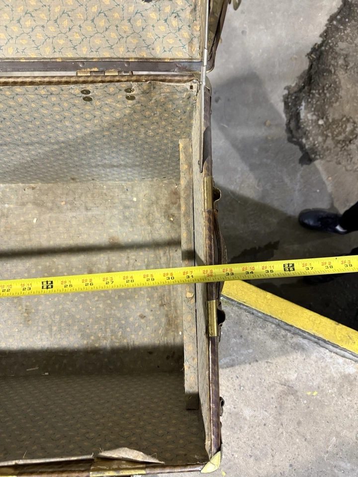 Antiguo maletero de vapor Belber Traveling Goods marrón con estampado de monograma Foto 3 de 4