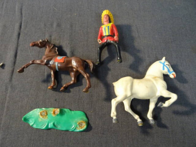2 Pferde und 1 Indianer DDR Zeit selten aus leichten Kunststoff zum restaurieren