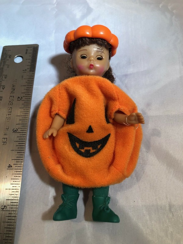 HALLOWEEN PUMPKIN COSTUME 2003 MADAME ALEXANDER DOLL McDonalds toy