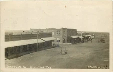1909 Bellevue Texas Franklin Street Wagon Yard Clay RPPC Postcard 25-6492