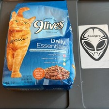 9 Lives Daily Essential Dry Cat Food mix of Chicken, Beef, and Salmon 3.15 Pound