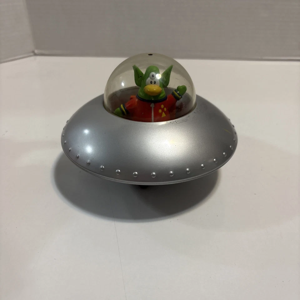 Raro Disney CLUB PENGUIN Extraterrestre en Nave Espacial OVNI Juguete Conjunto Funciona Foto 4 de 4