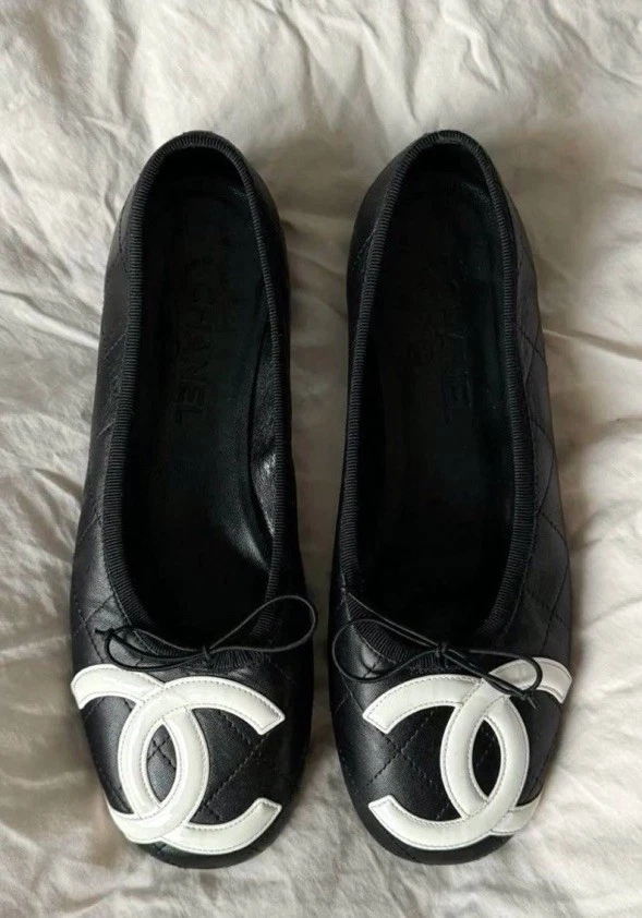 Chanel zapatos planos de ballet Cambon blanco y negro #Chanel #BalletFlats #Y2K #Coquette Foto 4 de 4