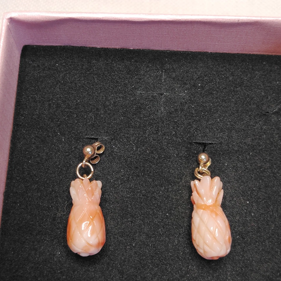 Pendientes de piña coralina piel de ángel tallada rara - Tachuelas de oro macizo de 14K - De colección Foto 2 de 4