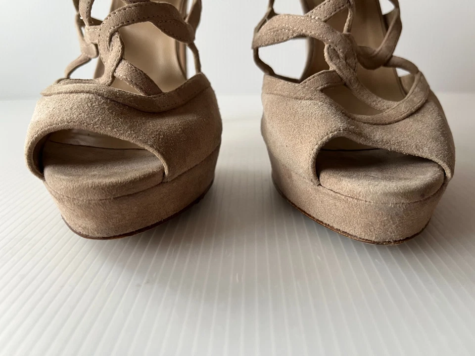 Tacones Valentino Garavani de gamuza tostada enjaulados con punta abierta, talla 39 (IT) 9 (EE. UU.) Foto 4 de 4