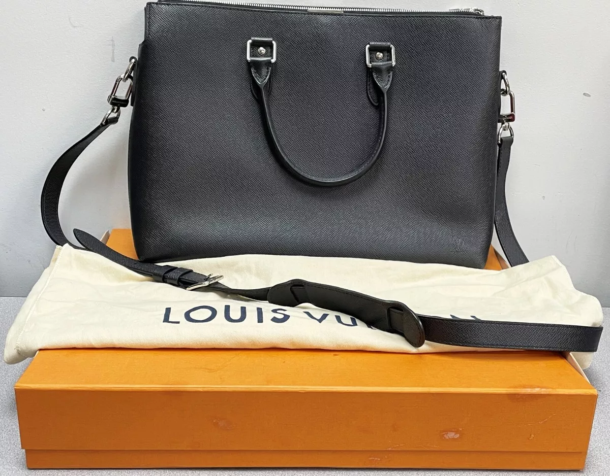 Louis VUITTON Black taiga leather and smooth leather clu…