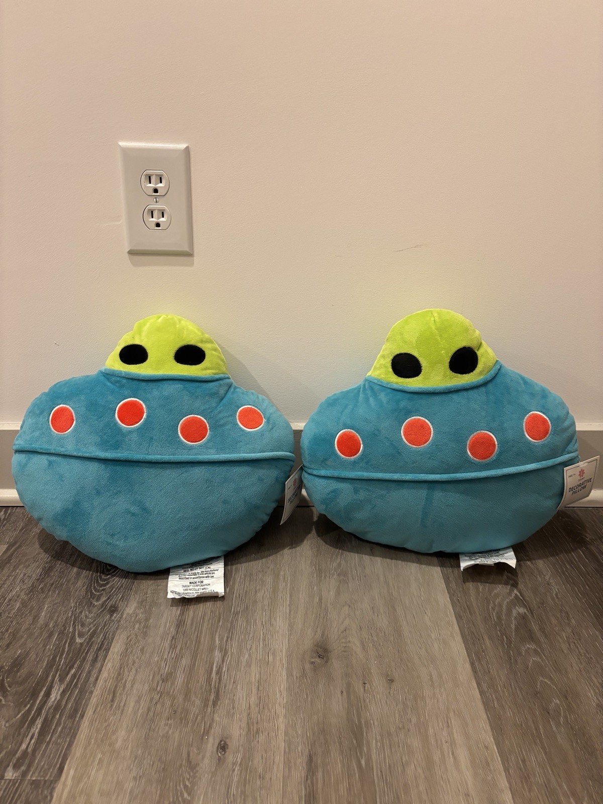 Juego de 2 Almohadas Decorativas Alien/OVNI, Nuevo Objetivo Raro ¡NUEVO CON ETIQUETAS!