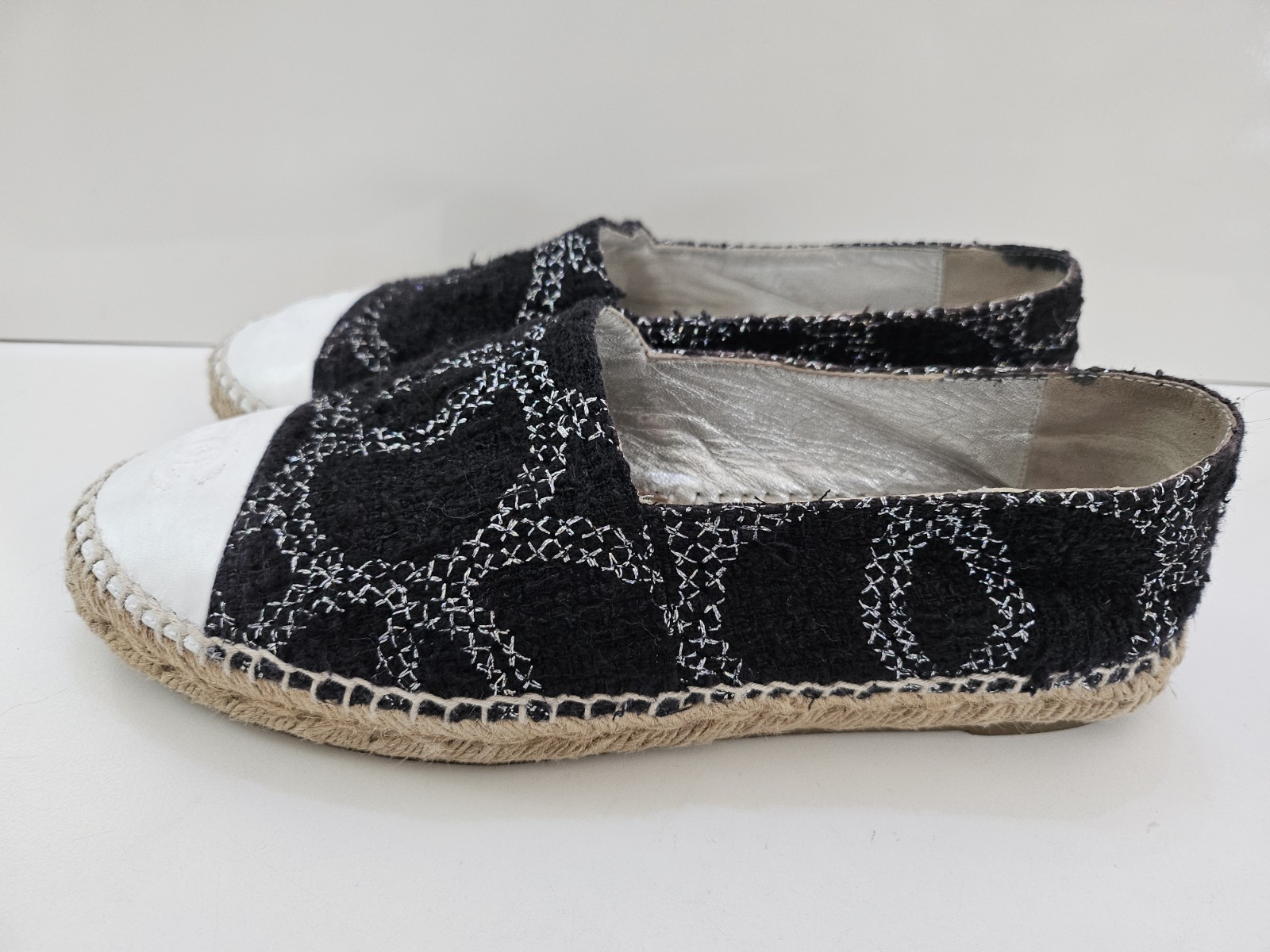 CHANEL ESPADRILLES Black & White Tweed & Leather 39 Authentic Rare CC Logo Flats image 2
