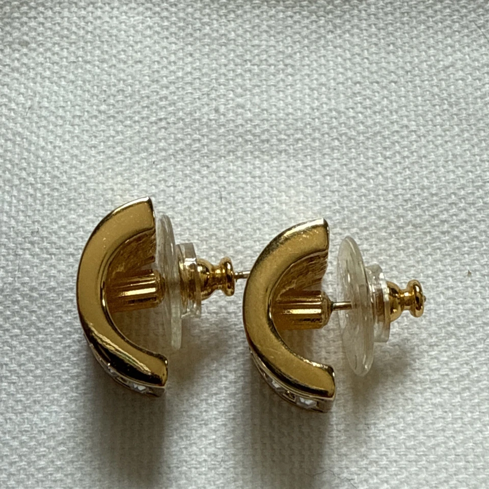 Pendientes brazalete Christian Dior con piedras centrales corte esmeralda y detalles negros Foto 2 de 4