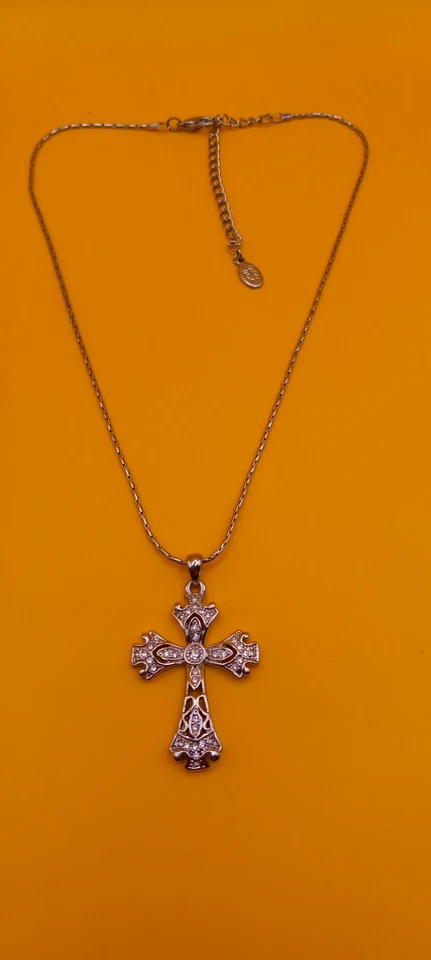 Collar Cookie Lee tono plata con pedrería colgante cruz Foto 4 de 4