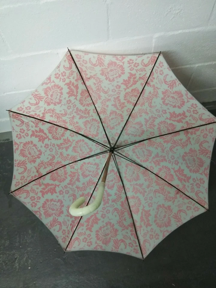 Paraguas floral vintage blanco y rosa con varilla de madera y mango de plástico Foto 2 de 4