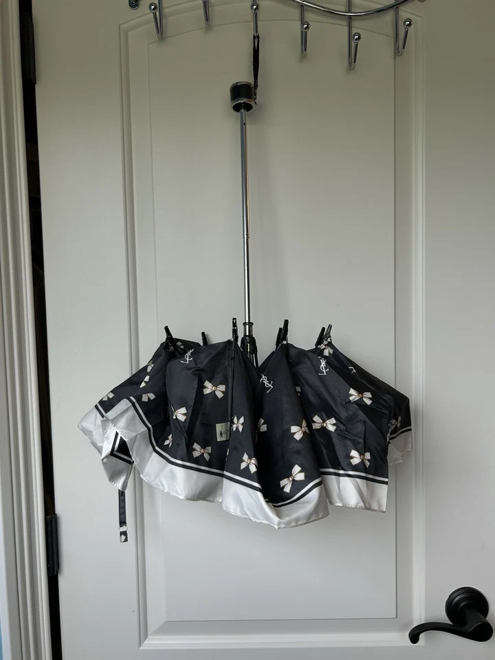 Guarda-chuva Yves Saint Laurent YSL arco chique preto branco - Imagem 4 de 4