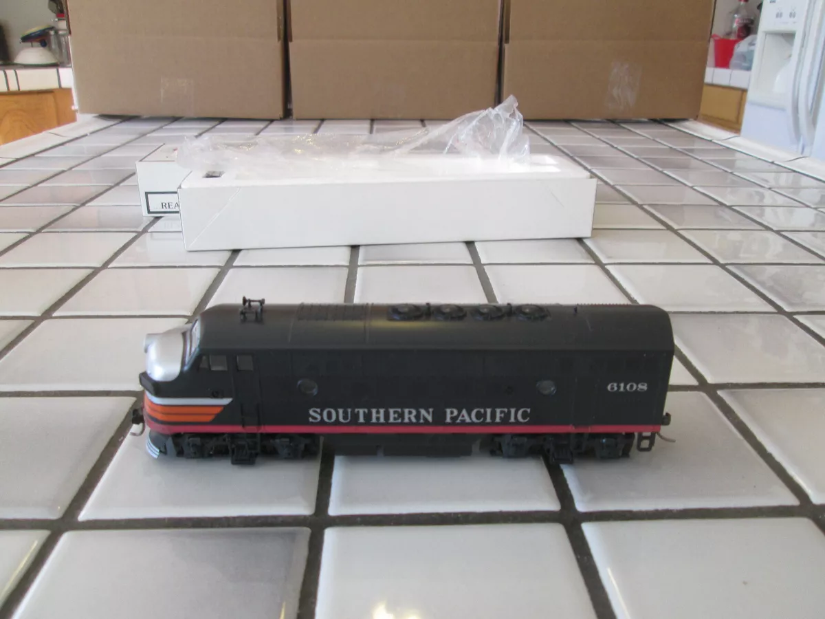 stewart hobbies/kato SOUTHERN PACIFIC BLACK WIDOW powered engine HO scale ////
