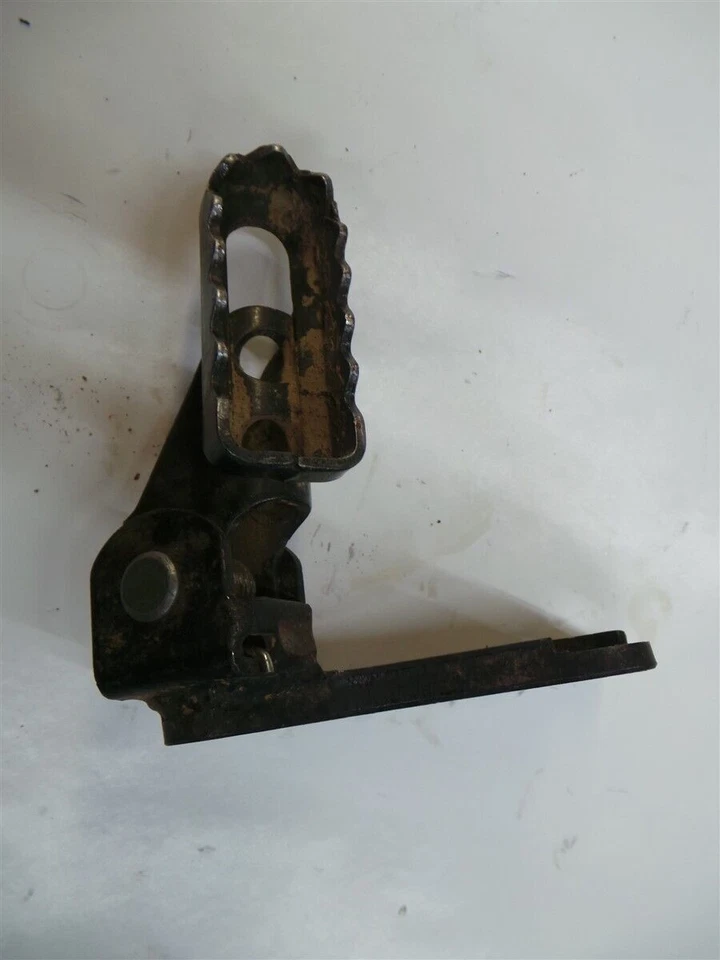 PINCA PIE DELANTERA IZQUIERDA YAMAHA 82-83 XT125 83 XT200 86-88 BW200 15A-27410-00-90 Foto 2 de 3