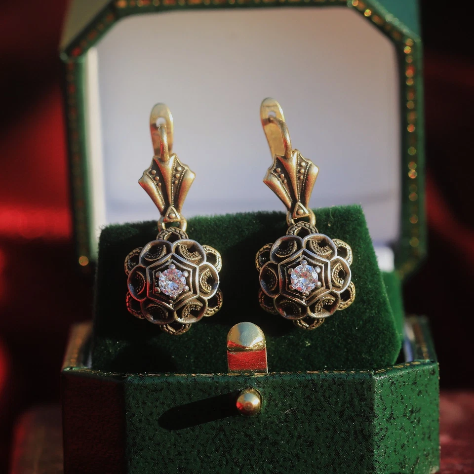 Boucles d'oreille Dormeuses Doré Vieilli Coquille nid d'abeille Un CZ Blanc SB64 - Photo 2/4