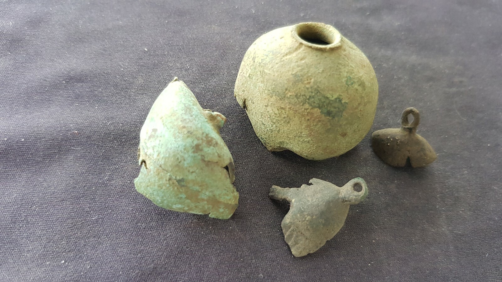 Precioso lote raro de piezas de campana de Crotal mediana vikinga Lee la descripción. L23a