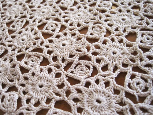 Vintage Style Chic Design Hand Crochet Cotton Beige Table Topper Placemat - Foto 4 di 4