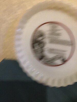 eine alte Arcopal Frankreich Milchglas Flan Schale mit einem Rezept im Strohhalm gedruckt