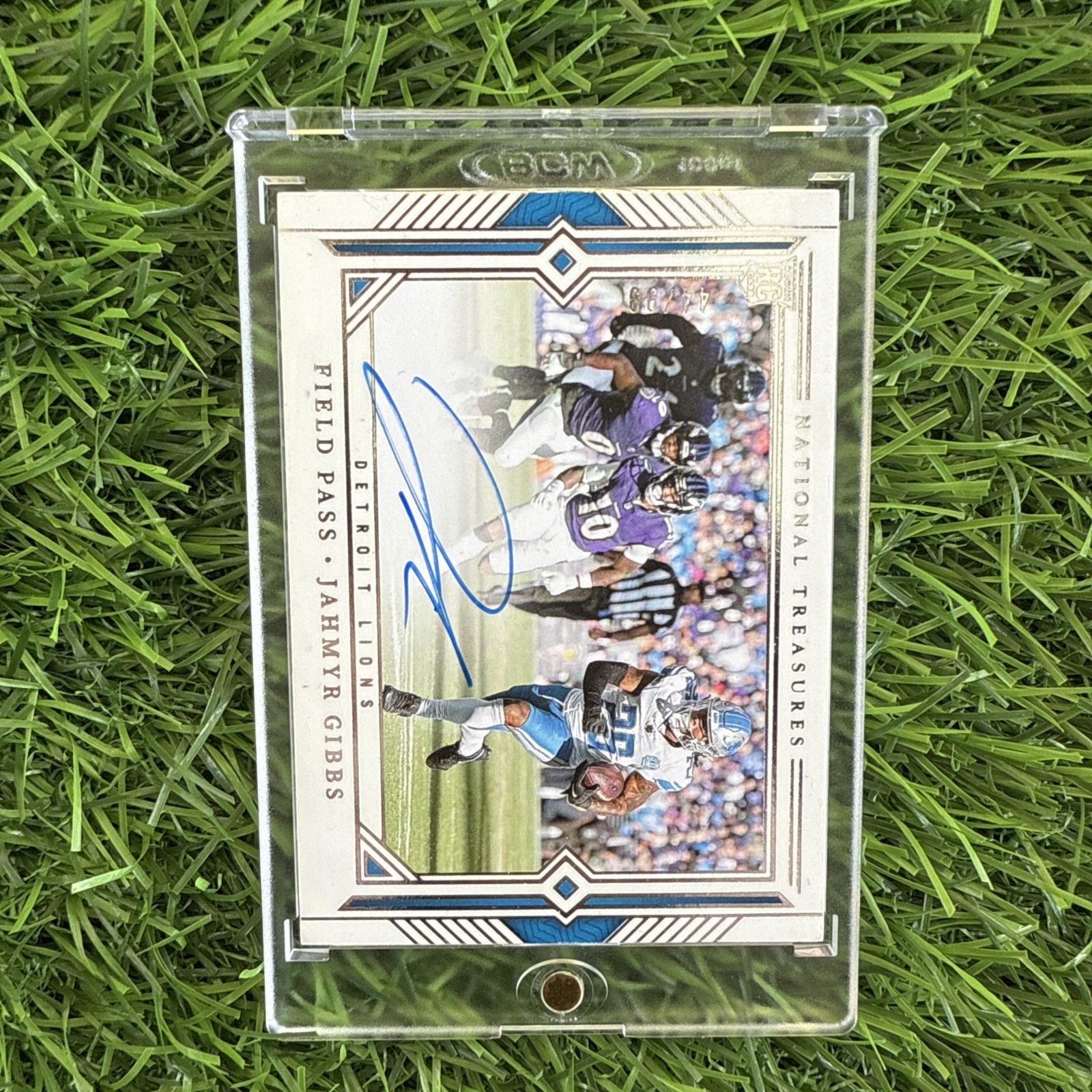 JAHMYR GIBBS 2023 NATIONAL TREASURES FIELD PASS ON CARD AUTO /99 RC LIONS