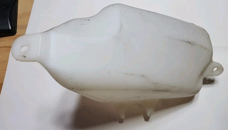 Novo GM 4999741 Lavadora de Para-brisa Frasco Reservatório 76-78 Chevrolet Chevette NOS - Imagem 2 de 4