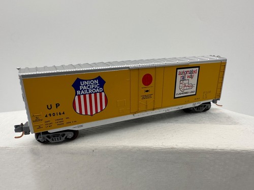Union Pacific, coche de caja estándar de 50' con puerta enchufable y sin paseo por el techo, Rd# UP 1490164 | Zustand: New