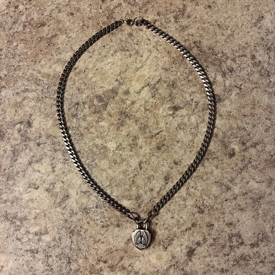 Harley-Davidson para hombre 24 pulgadas Collar de cadena colgante con cerradura de barra y escudo, plata Foto 2 de 4