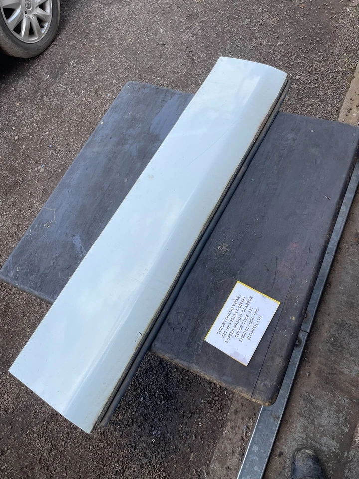 Suzuki Grand Vitara SZ5 Mk3 2010 1.9D - Panel de puerta delantera lateral (color Z7T) Foto 2 de 4