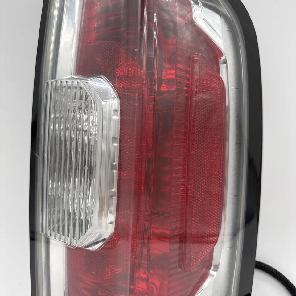 Conjunto de lanterna traseira 2020 GMC Canyon lado direito do passageiro fabricante de equipamento original com lâmpadas - Imagem 4 de 4