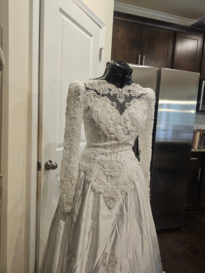 Vestido de novia vintage de encaje con cuentas de lentejuelas transparente manga larga Enzio 8 Foto 3 de 4