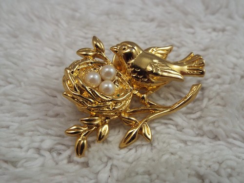 AVON Goldtone Bird Nest Eggs Tac Pin (D12)