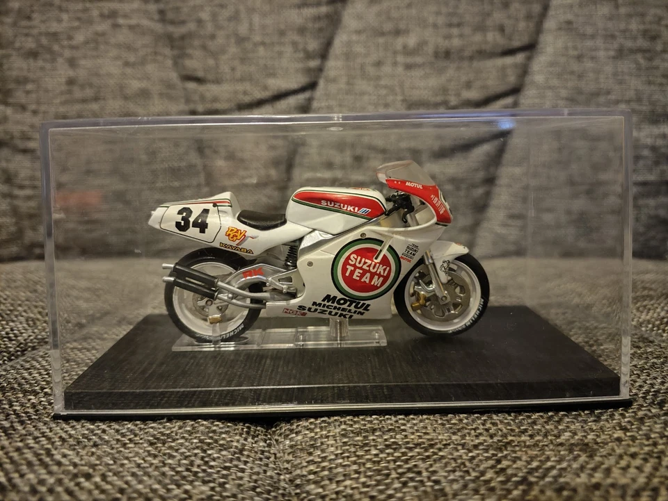 Suzuki RGV500 Kevin Schwantz 1993 #34 - scala 1/24 Diecast - Immagine 3 di 3