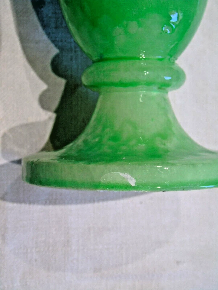 vase vert en albâtre ou autre, sur pied - Photo 3/4