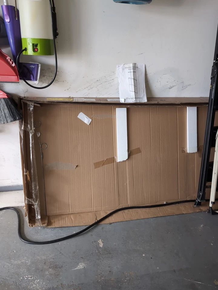 Puertas de ducha sin marco con acabado cromado con vidrio autolimpiante de 3/8 pulgadas en caja abierta Foto 3 de 4