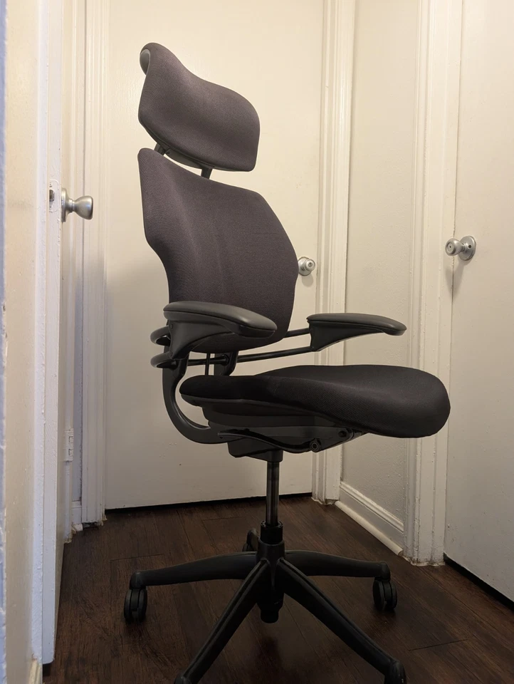 Humanscale Freedom con reposacabezas - Tela negra  Foto 4 de 4