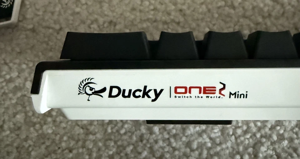 Teclado mecánico Ducky One 2 RGB TKL RGB LED doble disparo PBT rojo cereza MX Foto 2 de 4