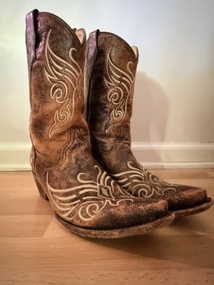 Corral Boots Circle G Women's Distressed Brown Embroidered Snip Toe Boots 10