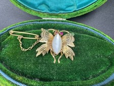 Antique 15ct Gold Butterfly Brooch w Mother Pearl & Garnet Engraved detail 3.13g