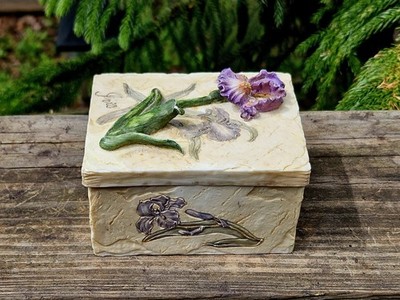 Iris Retro/Vintage Ceramic Trinket Box Lidded Handpainted Iris On Top Is 3D
