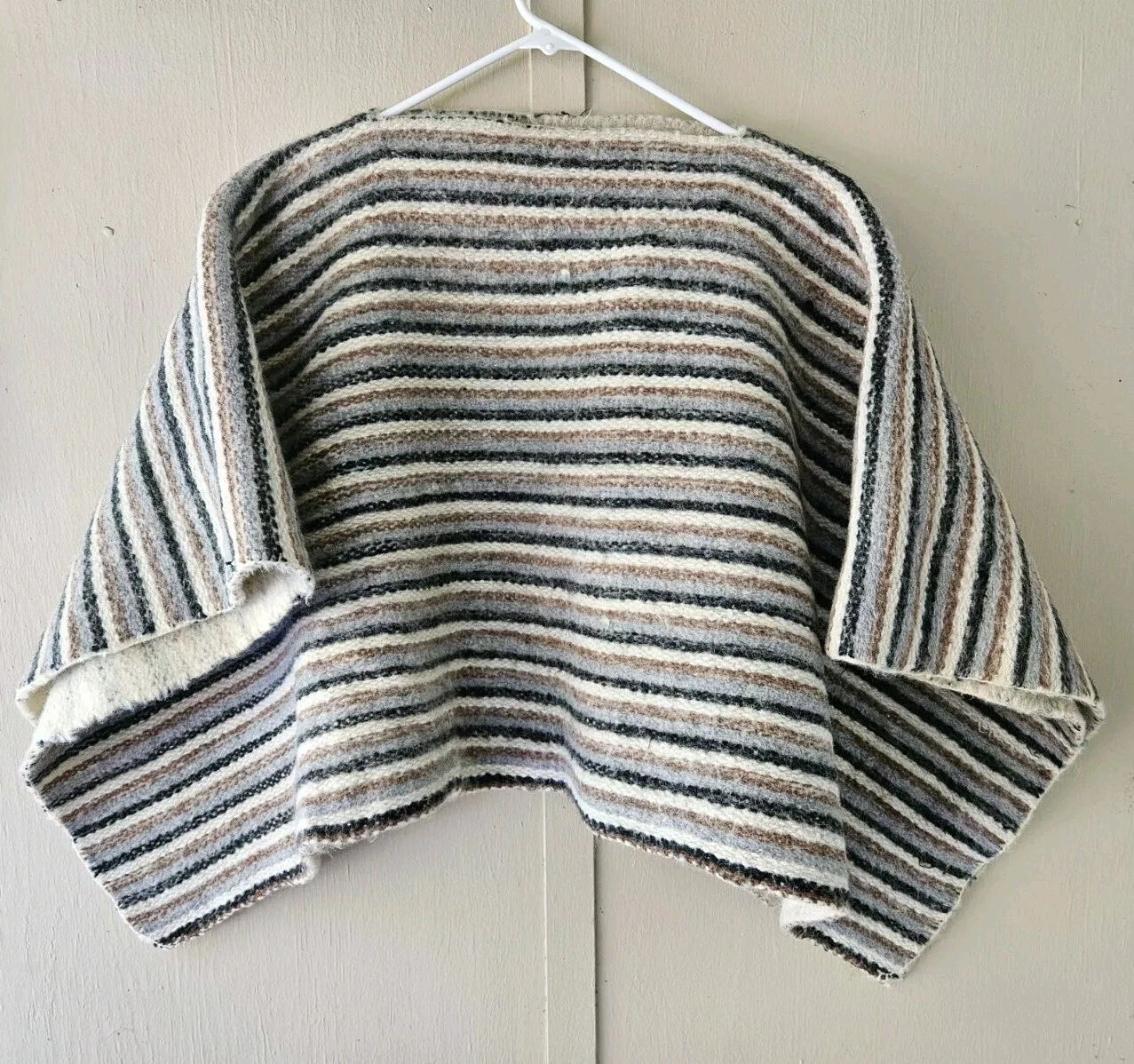 Handmade Poncho Made In Ecuador Unisex One Size Wool Thick Soft Blue Brown White
Opens in a new wind