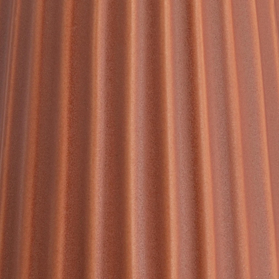 Jarrón acanalado redondo de gres Bloomingville con líneas en relieve, terracota mate Foto 4 de 4