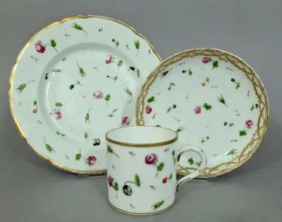 A1353 Nyon 3-teiliges Kaffeegedeck, bunt bemalt mit Streublumen, 18.Jahrhundert - Bild 1 von 4