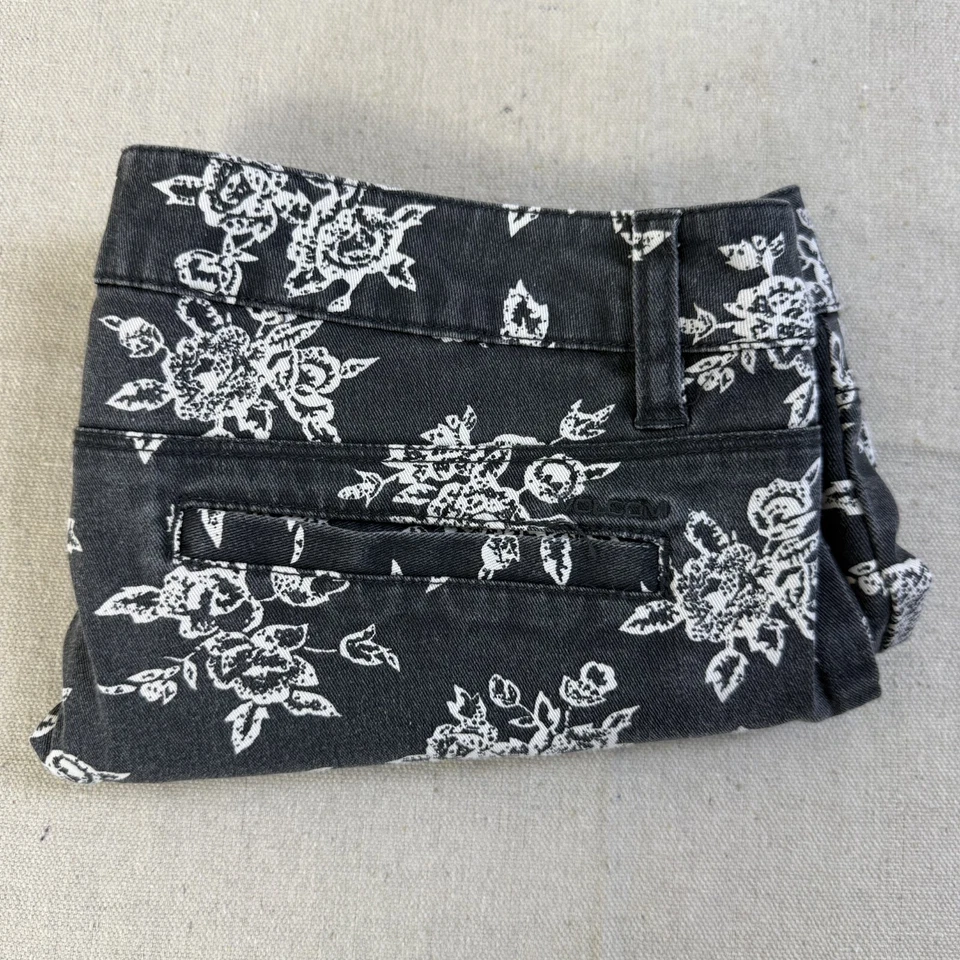 Pantalones Cortos Volcom Juniors Talla 5 Negro/Blanco Floral Tiro Bajo Elastizados Y2K Preppy De Colección Foto 3 de 4
