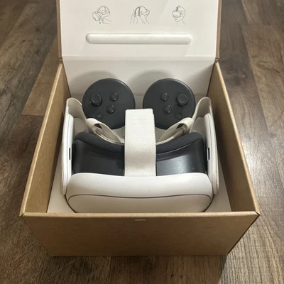 Meta Oculus Quest 3 - 128GB Set - w/ Controllers - Great Condition - Image 1 of 4